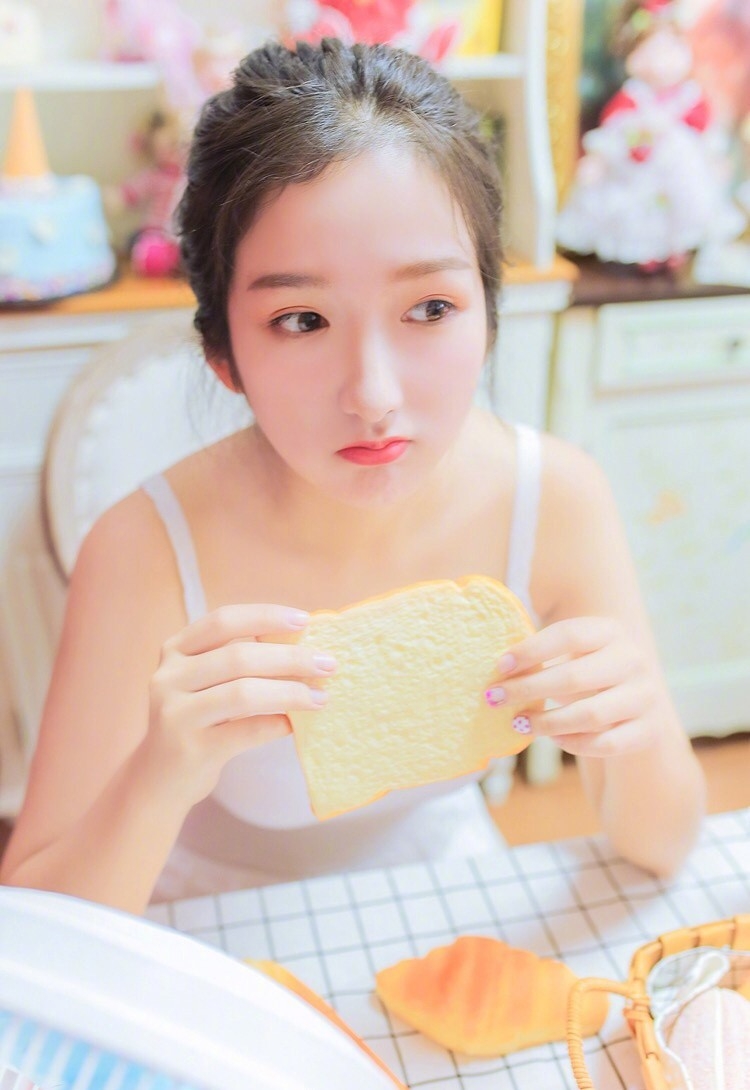 粉嫩鹅蛋脸早安少女吊带衣秀精致锁骨香肩吃早餐图片