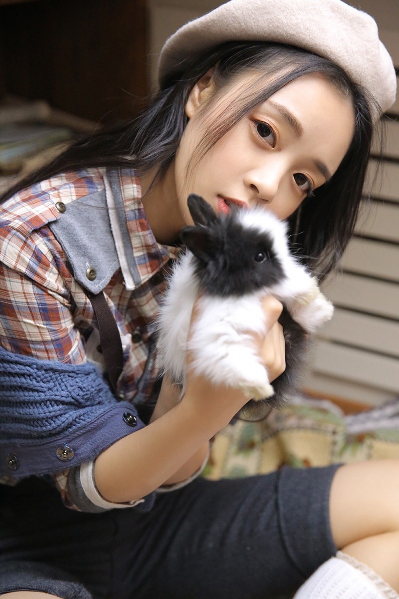 浅浅微笑迷人大眼00后小清新少女宠爱小猫咪私房写真