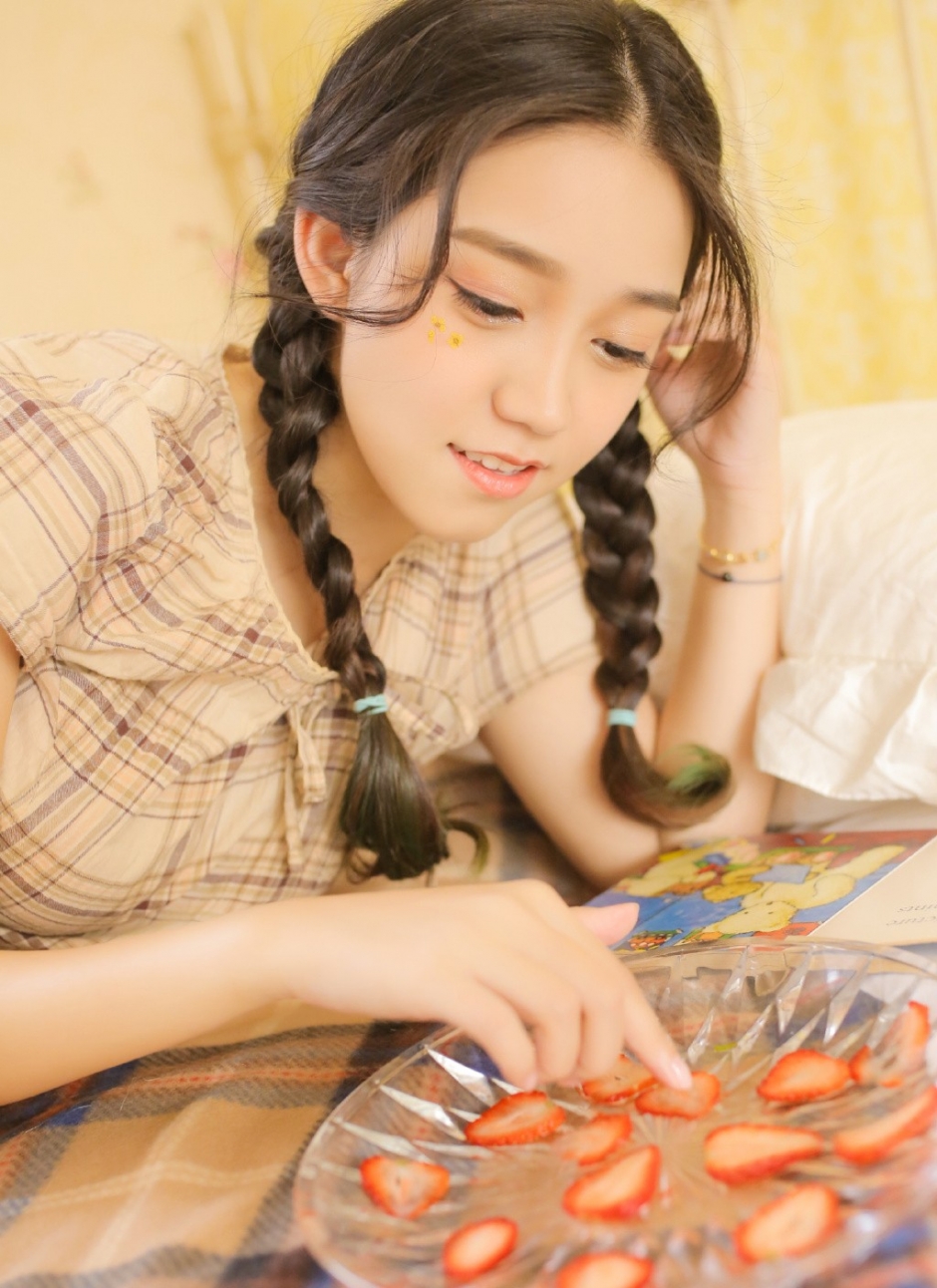 中分双马尾美女肤若凝脂展迷人笑容格子长裙写真图片