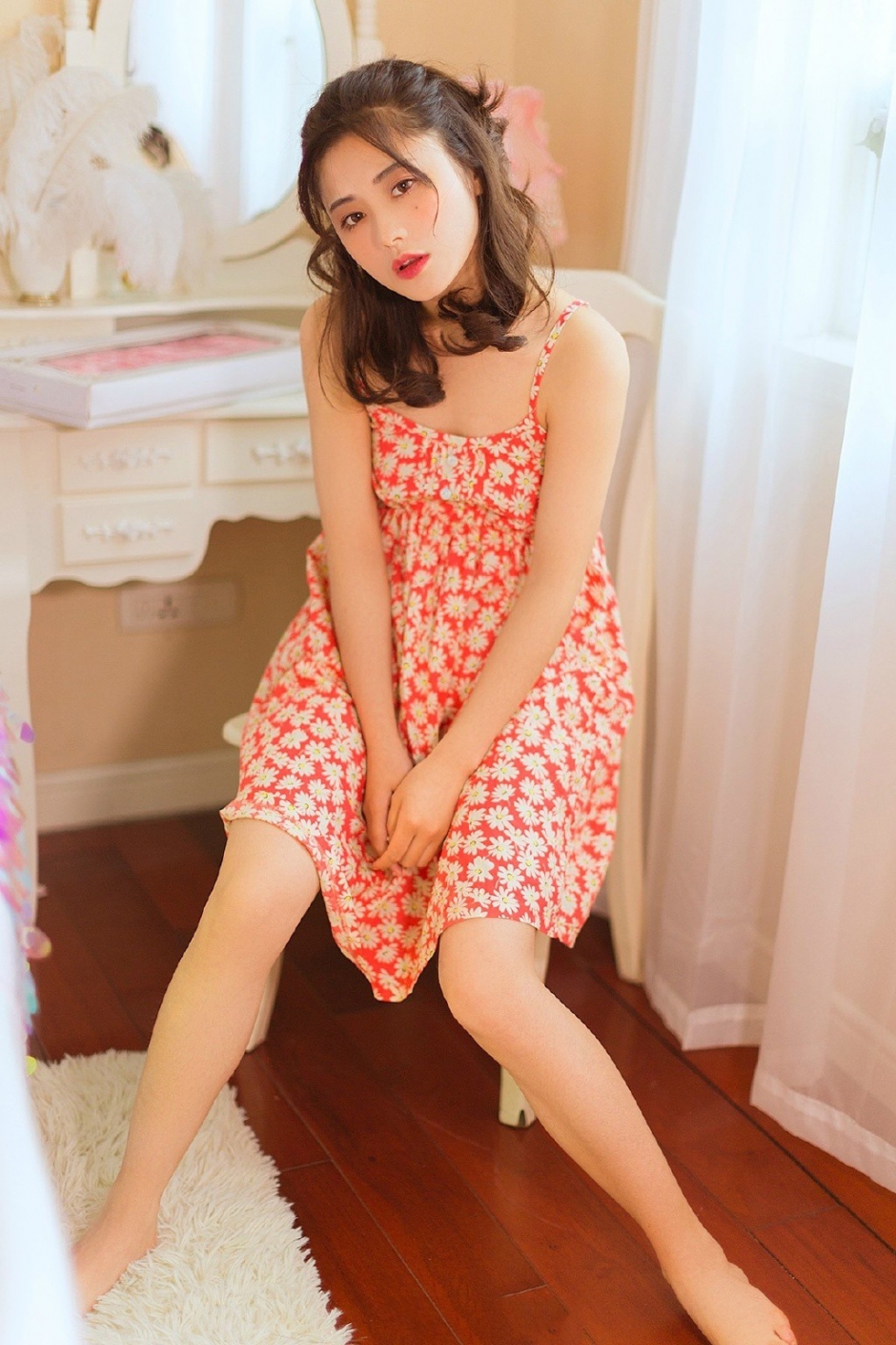 烂漫天真红色碎花裙优雅美女嘴唇微张私房诱惑写真