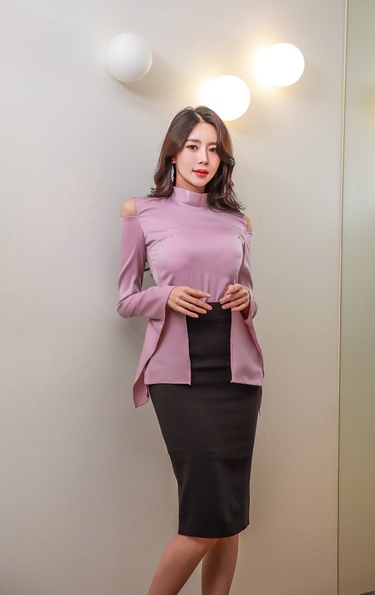 性感红唇少妇紧身包臀短裙前凸后翘高跟美腿紧致丰满图片