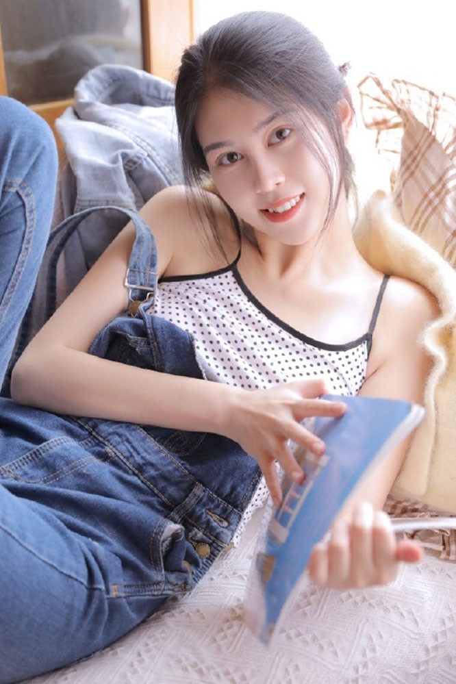 沙发白嫩美女高束马尾长相清秀牛仔背带裤苗条身姿图片