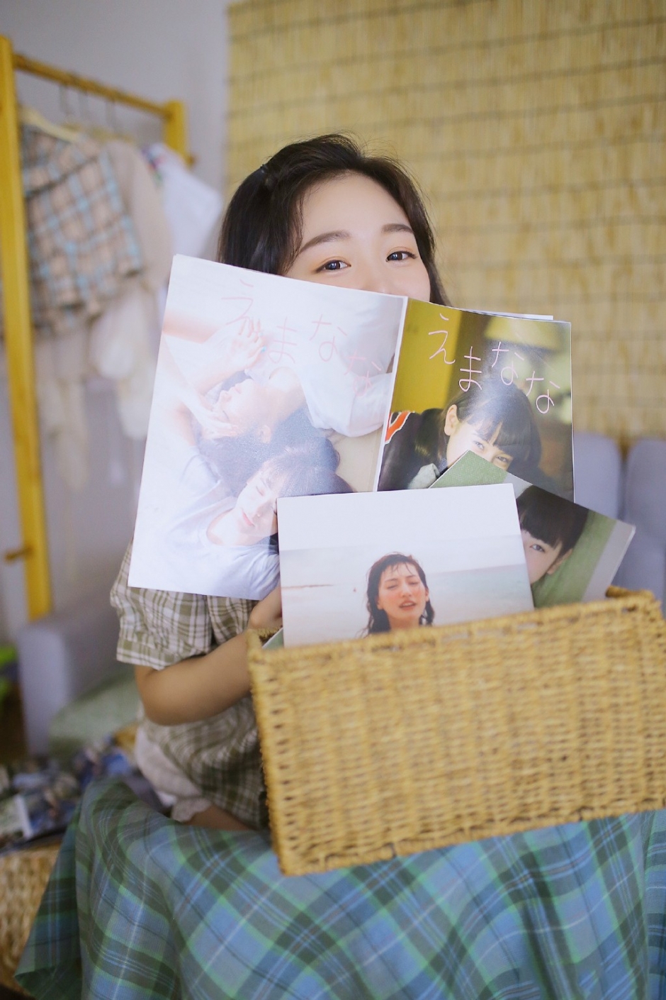 苹果头发型美眉唇红齿白托腮眨眼嘴角上扬伸展懒腰图片