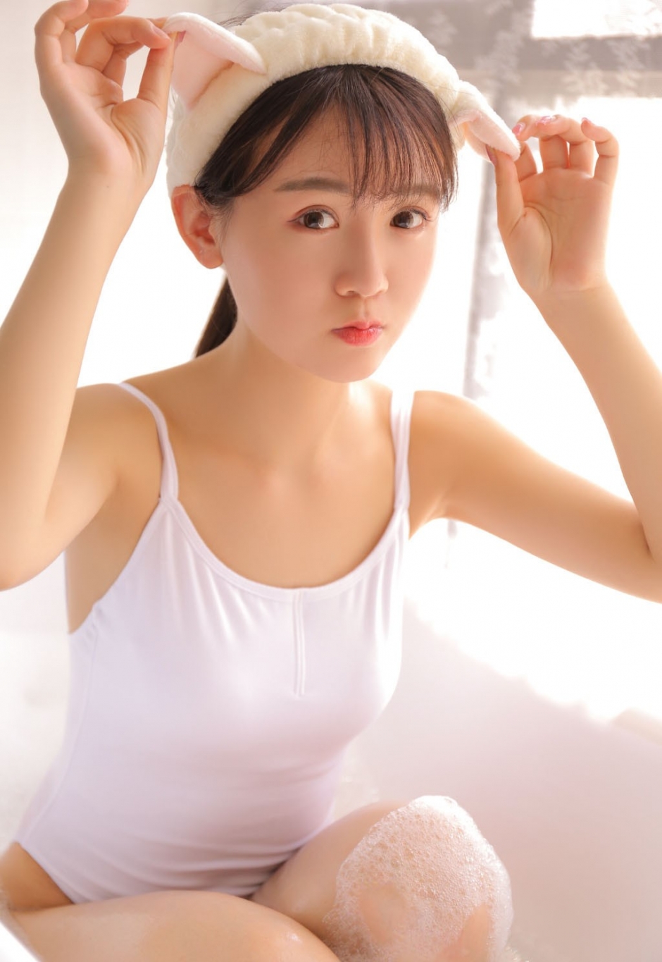 浴缸樱桃小嘴美女白色裹胸湿身美肌娇嫩玉体吹泡泡写真