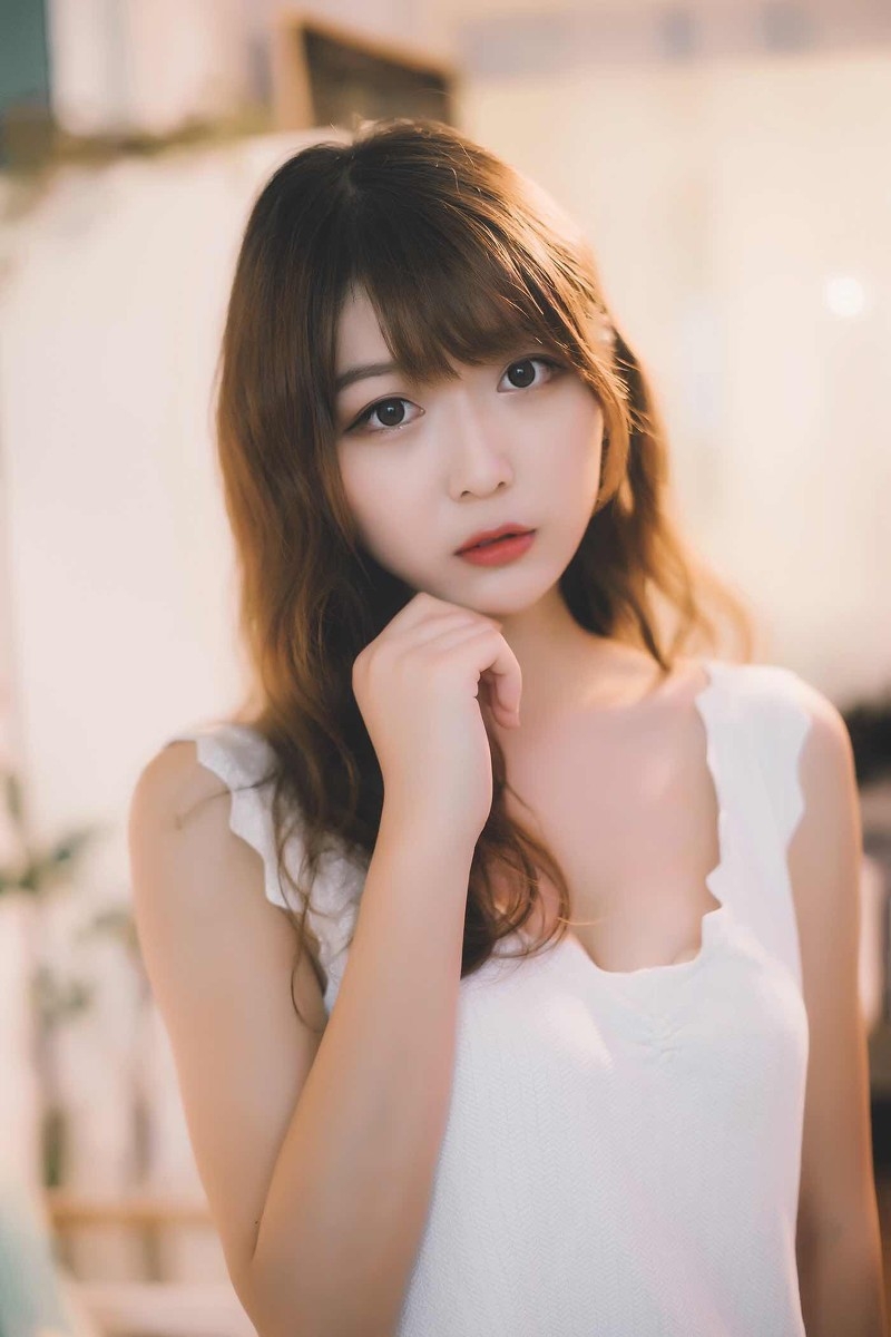 娃娃脸美女萝莉秀气五官牛仔热裤背心四肢修长写真图片
