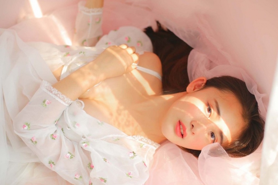 薄纱遮玉体大胸美眉美乳圆润有弹性红唇点睛诱惑写真