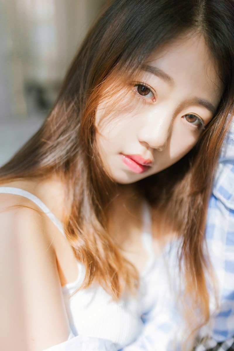 忧郁系少女浅蓝色格子衬衫不好好穿衣慵懒迷人写真摄影