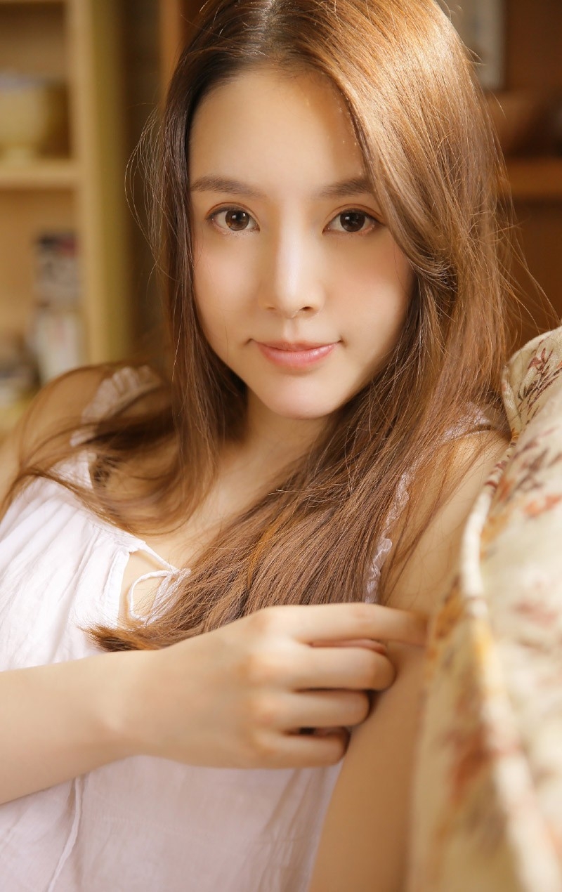 慵懒睡姿美女咖啡色长发白色吊带睡衣苗条身材写真图片
