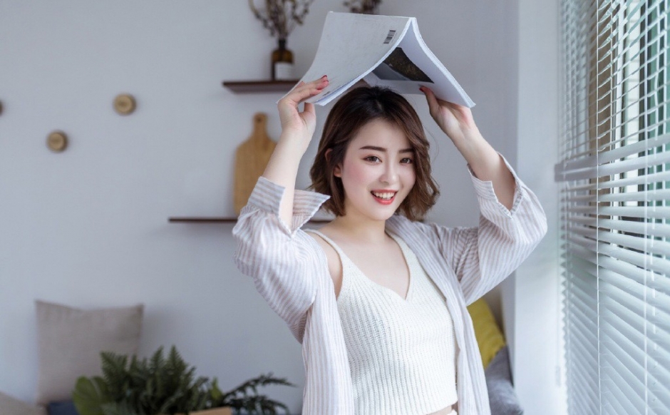 极品红唇少妇魅惑笑容衣肩滑落白嫩酥胸美腿魅力写真图片