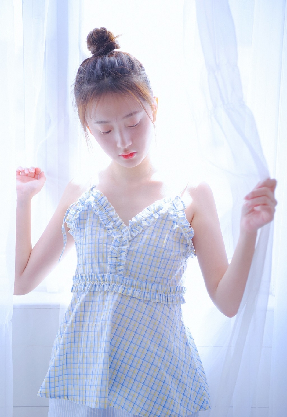 瓜子脸美女丸子头粉嫩香唇白瓷肌肤吹弹可破浴室戏水图片