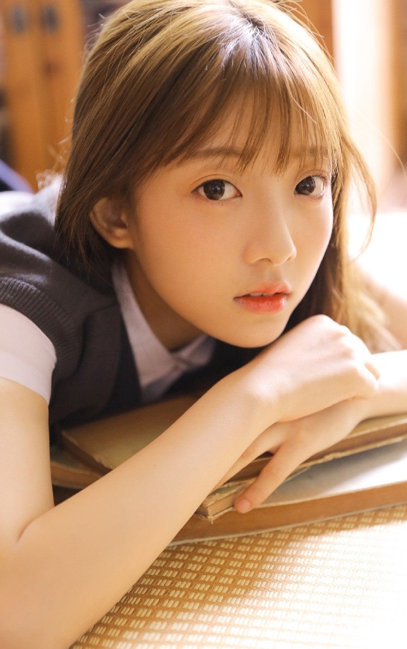 学院风校园制服美女校花浓密长发眉开眼笑气质清纯写真图片