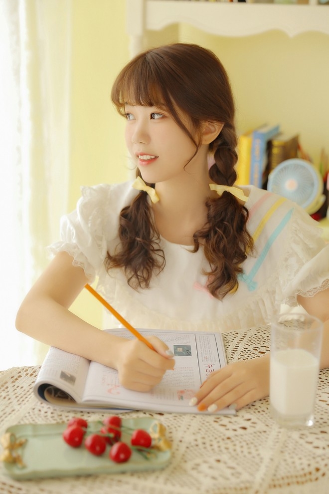 脸蛋白里透红少女蓬蓬袖公主裙可爱麻花辫长相标致图片