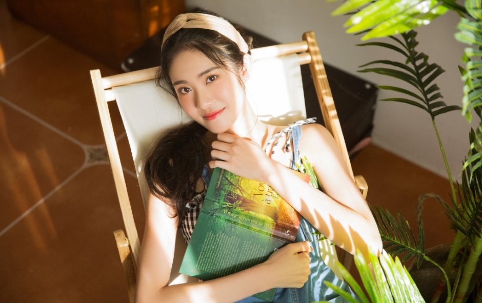 森女系美女低扎马尾牛仔背带裤长相端庄小清新气质图片