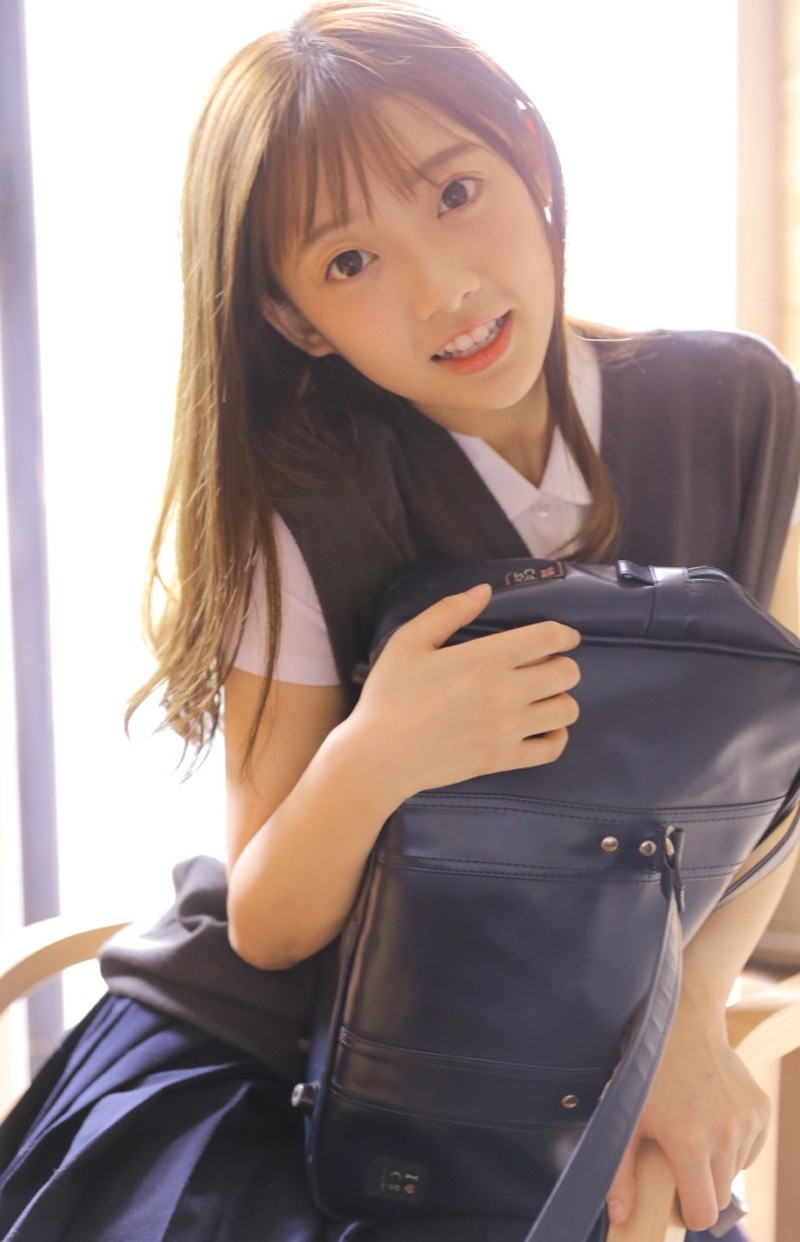 学院风校园制服美女校花浓密长发眉开眼笑气质清纯写真图片