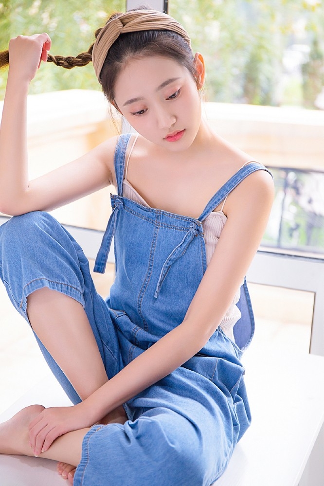精致麻花辫小清新美女秀气面容牛仔背带裤享受美食图片