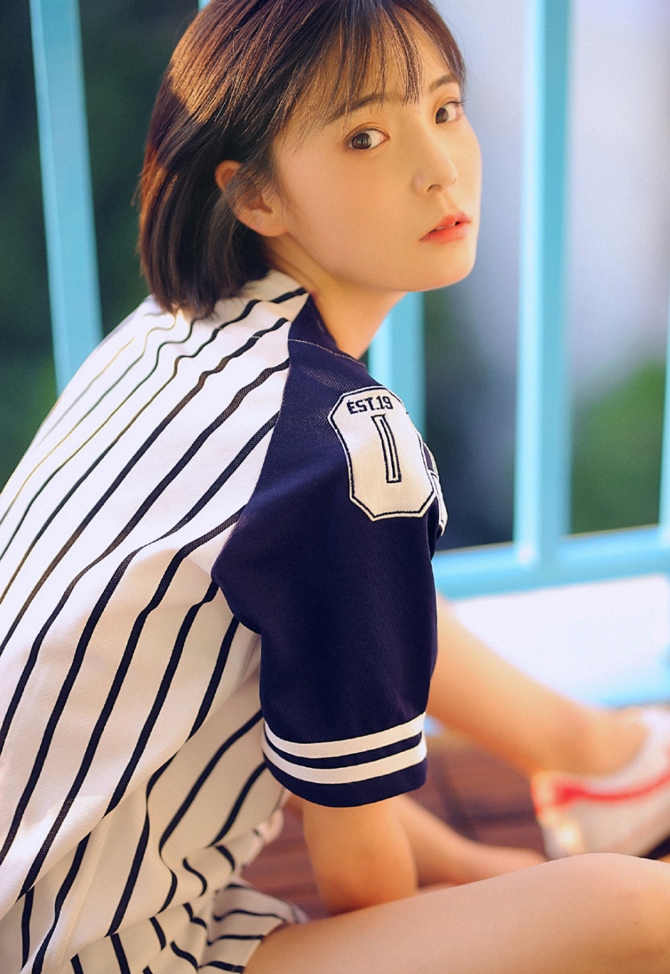 俏皮短发棒球帽少女休闲运动服眼睛有神皮肤细腻图片