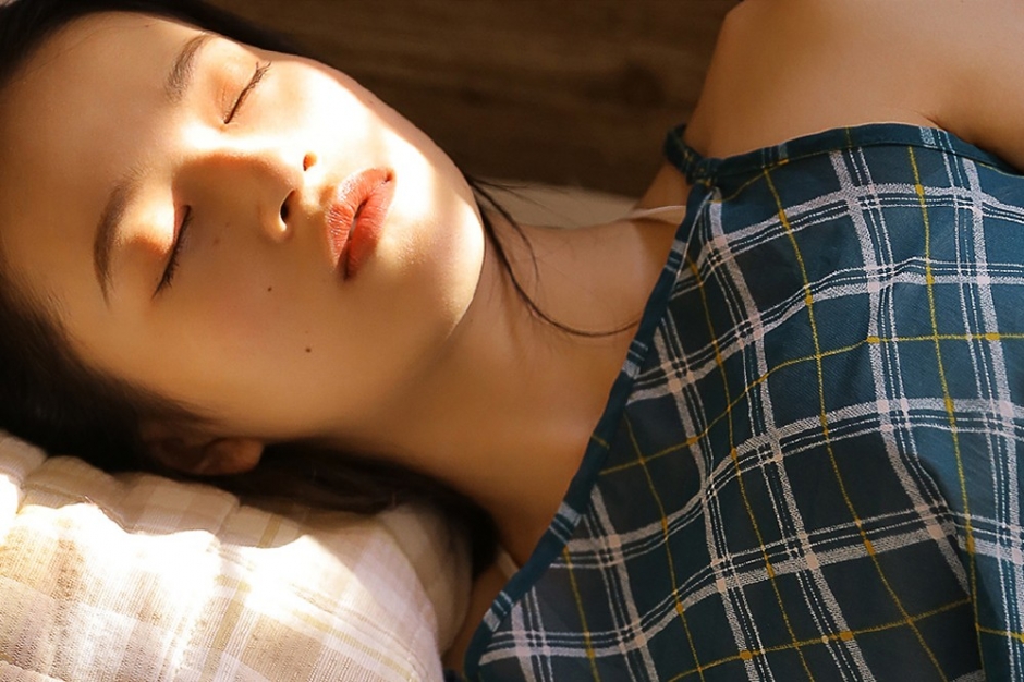 睡眼惺忪美女发丝凌乱格纹透视裙白皙皮肤私房图片