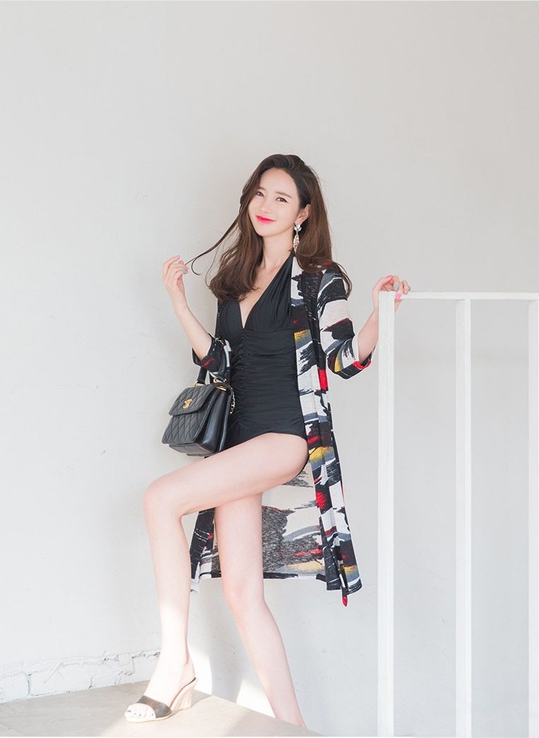 细腰长腿美女深v连体泳衣胸前春光三角肉臀诱惑写真图片