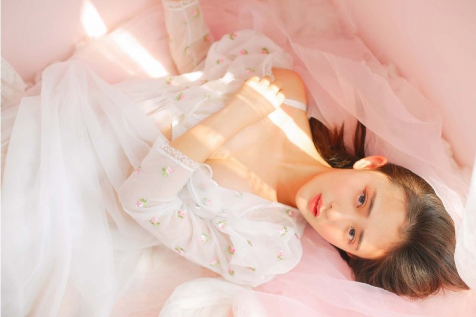 薄纱遮玉体大胸美眉美乳圆润有弹性红唇点睛诱惑写真