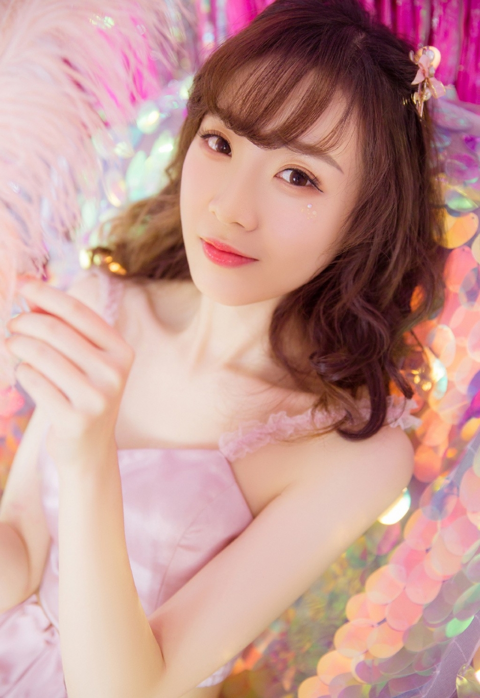 漂亮面容美女蓬松卷发粉嫩吊带短裤秀香肩美腿写真图片