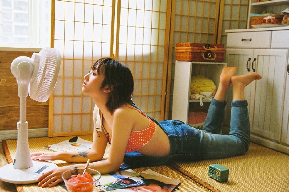 日系牛仔裤美女迷离大眼红色内衣真空诱惑居家写真图片