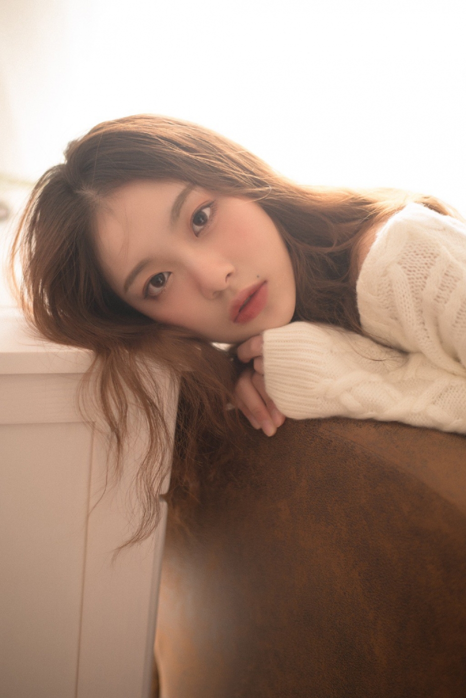 白净皮肤早安少女纯白毛衣超短裤脸颊泛红忧郁气质图片