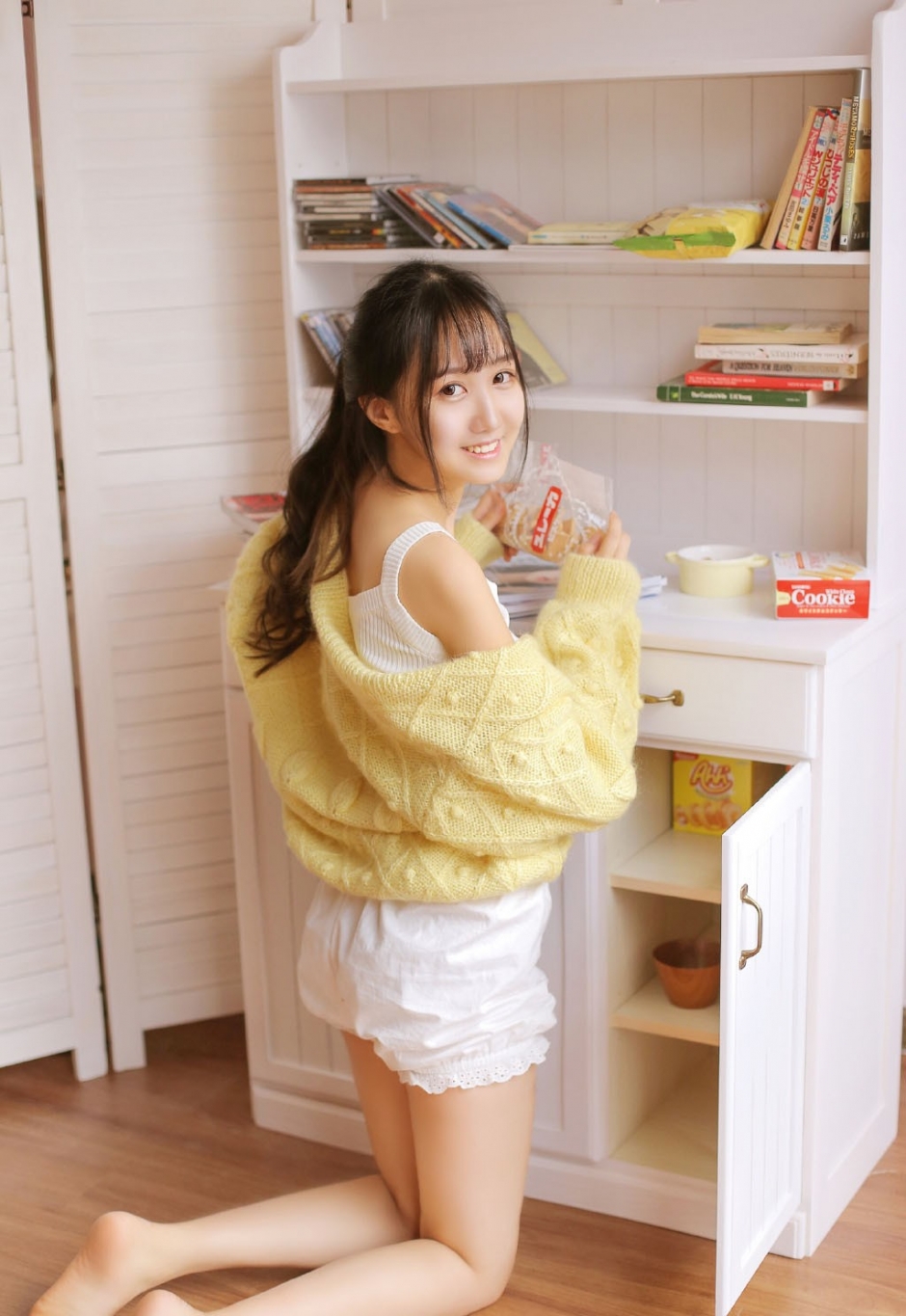 白嫩脸蛋美少女露齿甜笑吊带针织衫白丝美腿私房写真图片