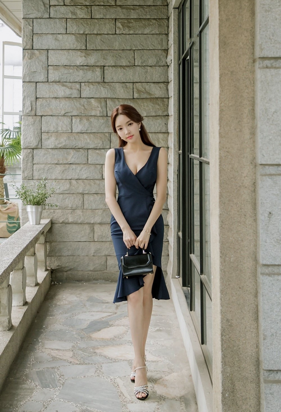 身材高挑长腿美女低胸裙大秀傲人事业线前凸后翘性感写真