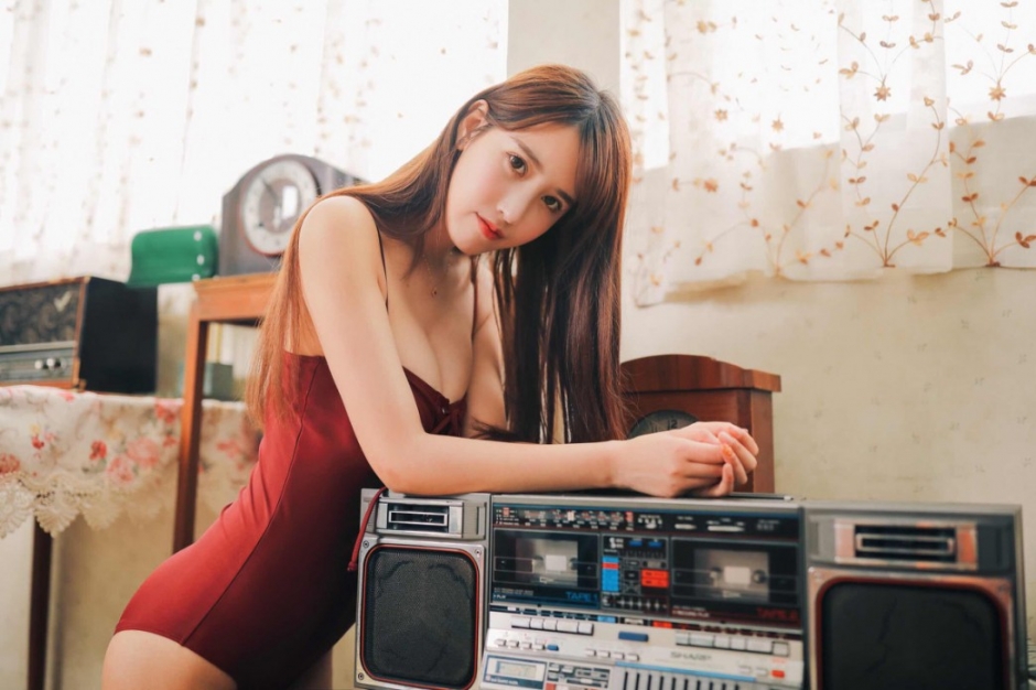 翘臀尤物美女开胸连体衣长腿美胸姿势销魂白嫩玉体写真