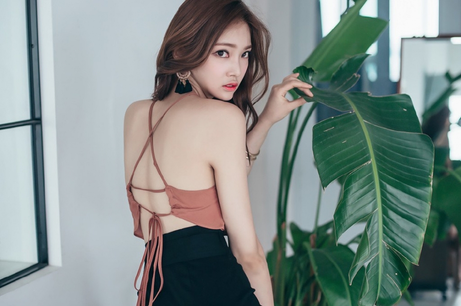 粉嘟嘟香唇美女朴正允紧身包臀裙大秀美背s型曲线图片