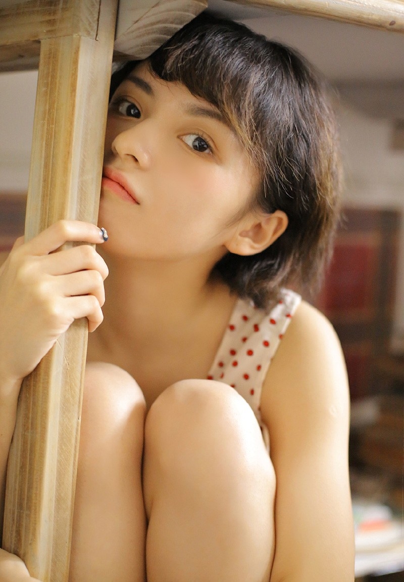 小清新短发美女粉嘟嘟脸蛋娇羞甜美迷离大眼私房写真图片