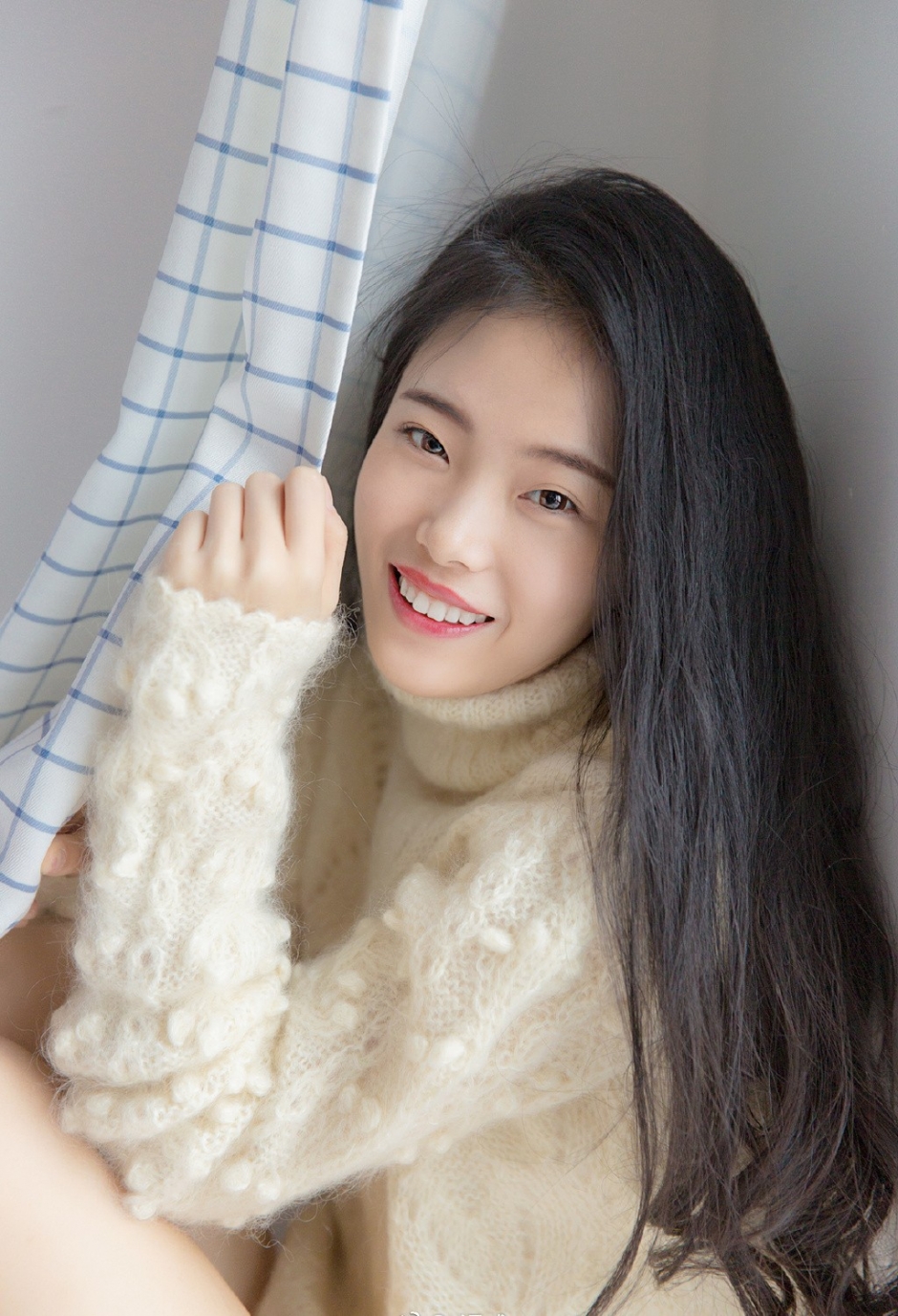 及腰长发美女娇艳香唇高领毛衣超短裤露雪白肌肤图片