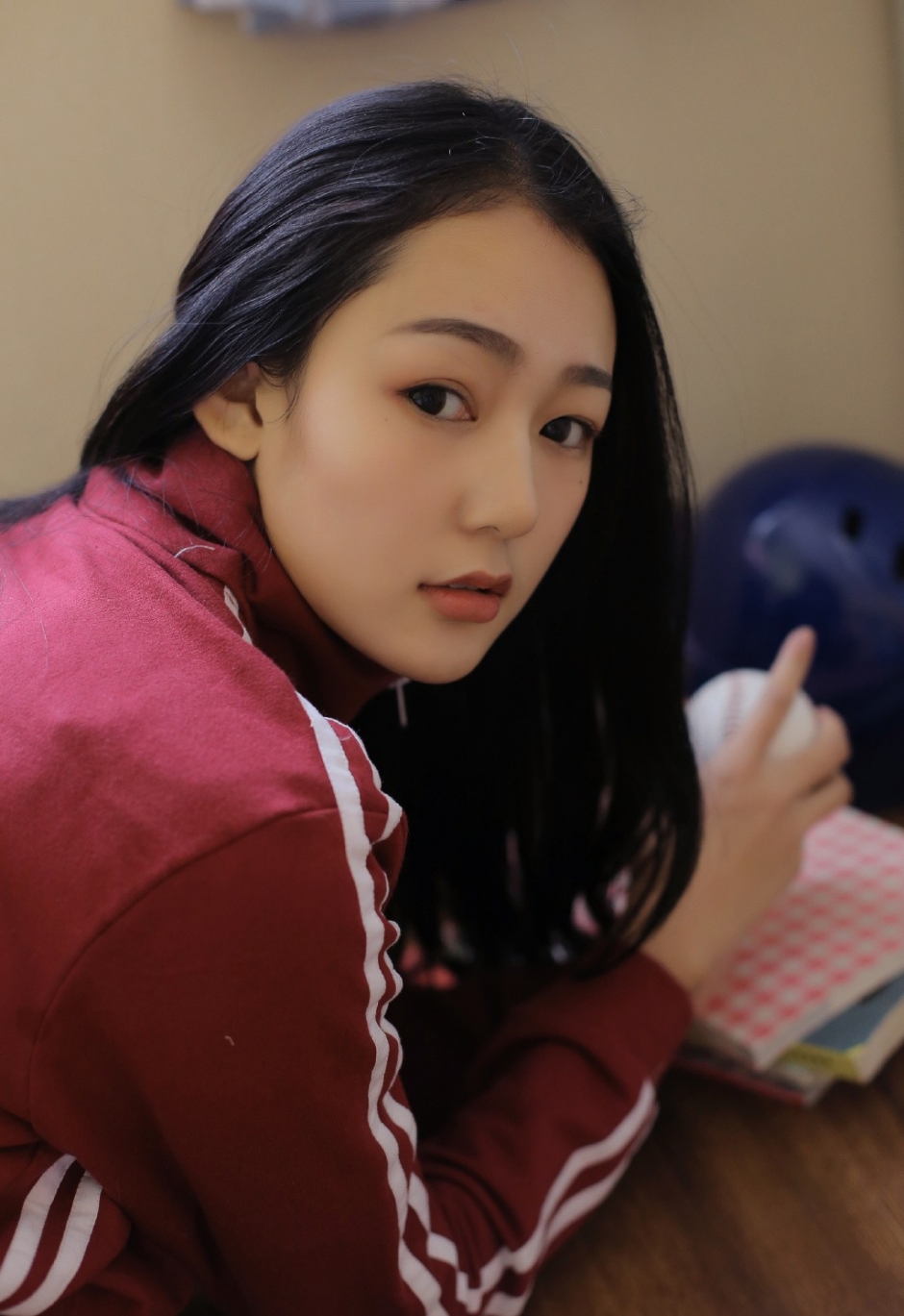 运动服美女校花乌黑长发白净面孔清新气质写真图片