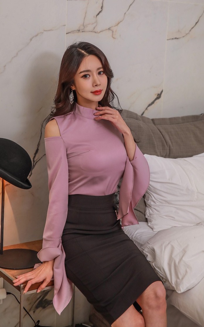性感红唇少妇紧身包臀短裙前凸后翘高跟美腿紧致丰满图片