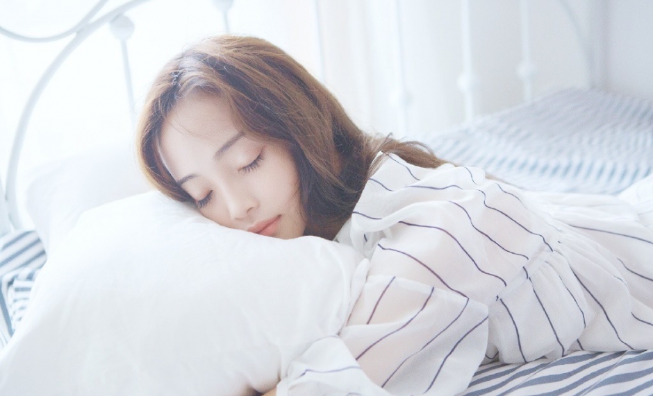 床上牛奶肌白衬衣美女睡眼惺忪慵懒躺姿发丝凌乱图片