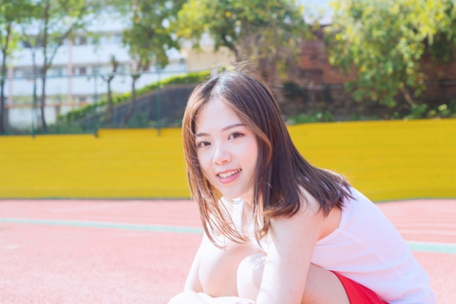 早安少女娇羞甜笑休闲运动服动作灵活阳光下健身写真图片