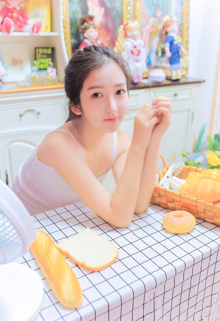 粉嫩鹅蛋脸早安少女吊带衣秀精致锁骨香肩吃早餐图片