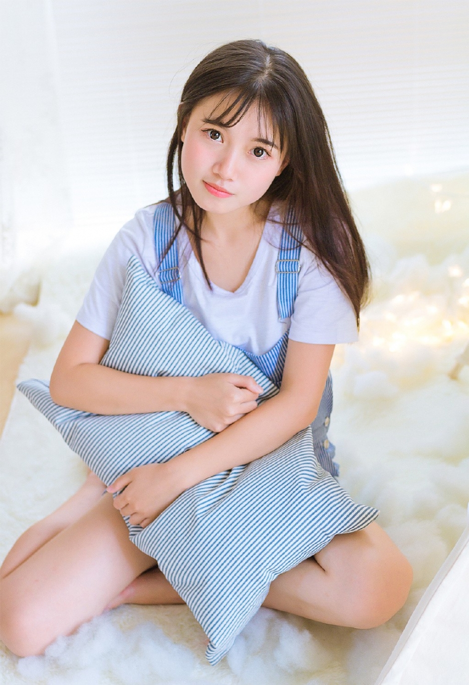 大眼圆脸邻家女孩条纹背带裤床上伸懒腰清纯气质私房图片