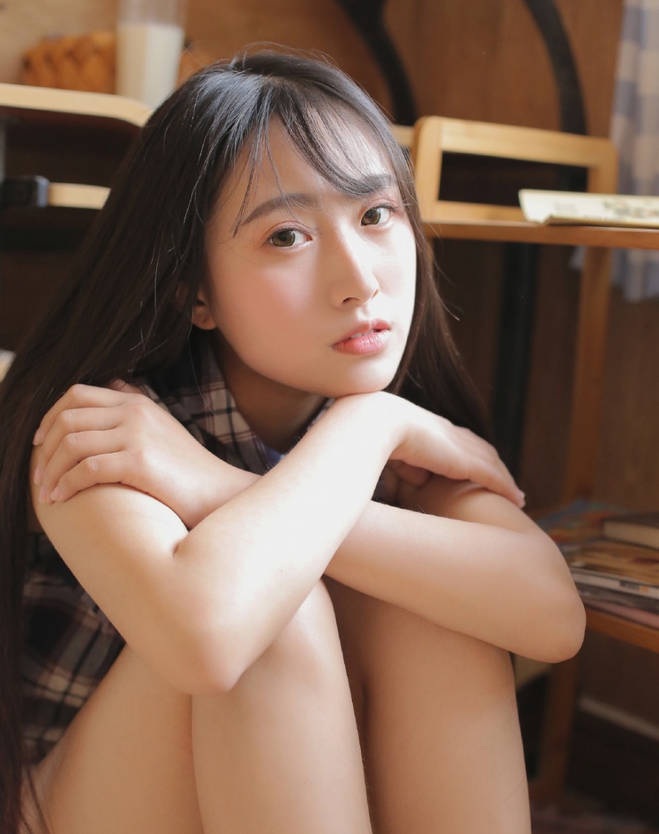 运动服美女校花乌黑长发白净面孔清新气质写真图片