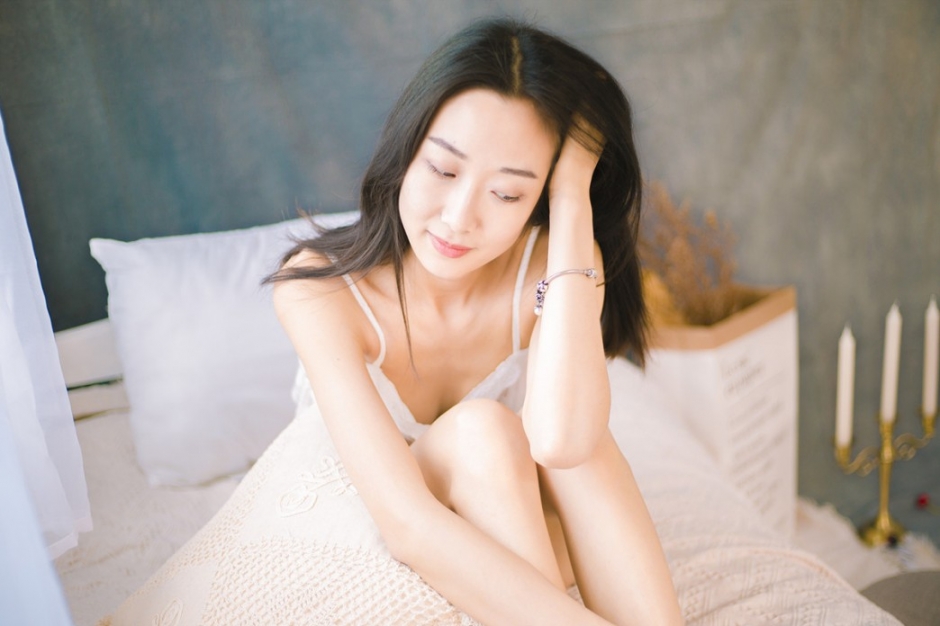 红色指甲油床上美女蕾丝睡衣露香肩美腿迷人笑容图片