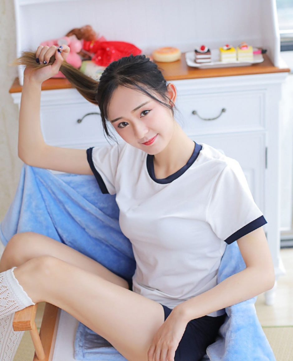 白嫩高马尾美少女水灵大眼运动服短裤白丝长腿居家写真图片