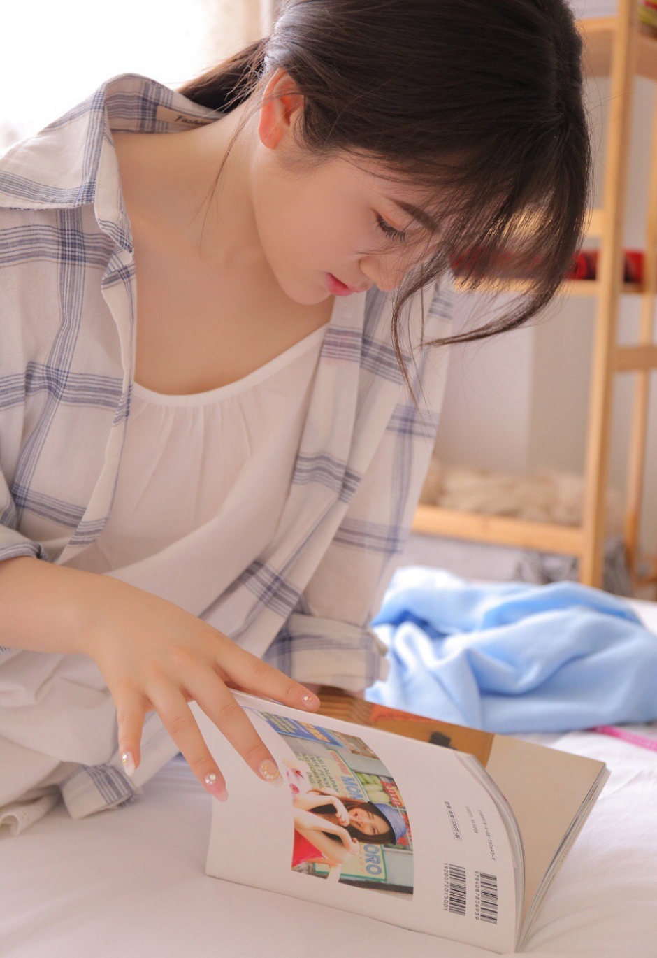 唇红齿白小清新妹子衬衣搭吊带发丝凌乱肢体慵懒图片
