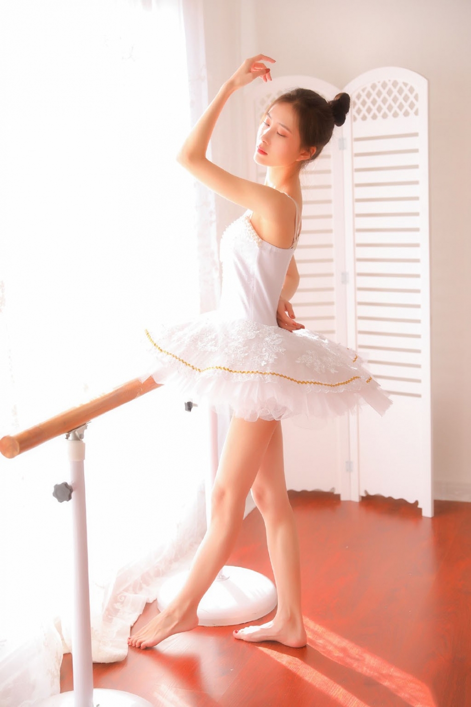 芭蕾舞美女高束发髻吊带舞蹈服柔软身体翩翩起舞写真图片