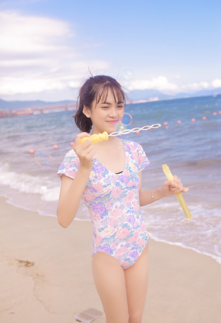 清凉高马尾美女碎花连体泳衣露白嫩长腿沙滩嬉戏写真图片