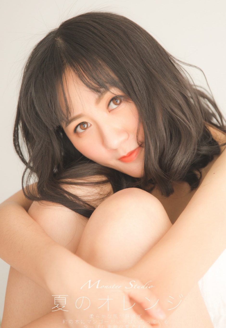 短发美女吊带短裤白嫩美乳光滑长腿床上写真图片