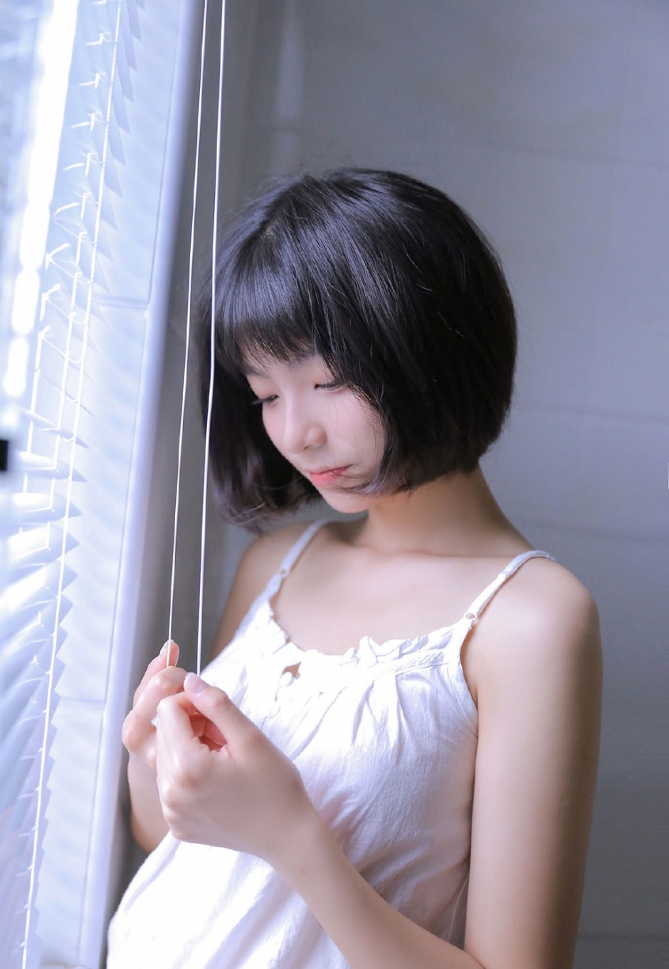 吊带浴室美少女清爽短发浓眉大眼雪肤玉肌小清新写真图片