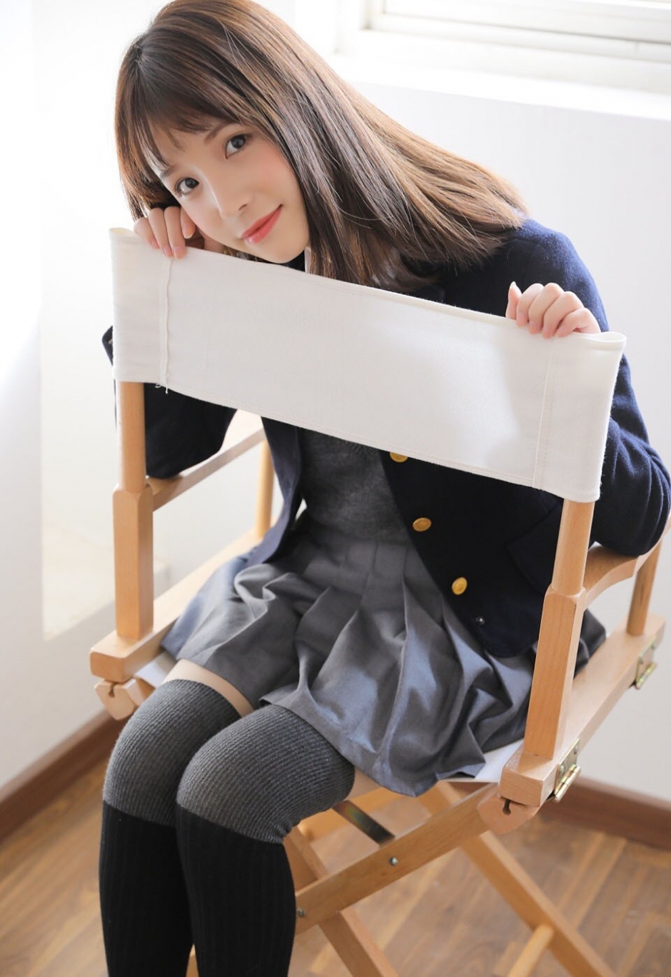 漂亮校花美女红扑扑脸蛋日系灰色短裙制服柔顺长发图片