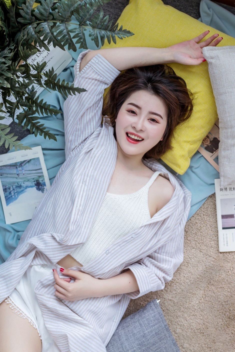 极品红唇少妇魅惑笑容衣肩滑落白嫩酥胸美腿魅力写真图片