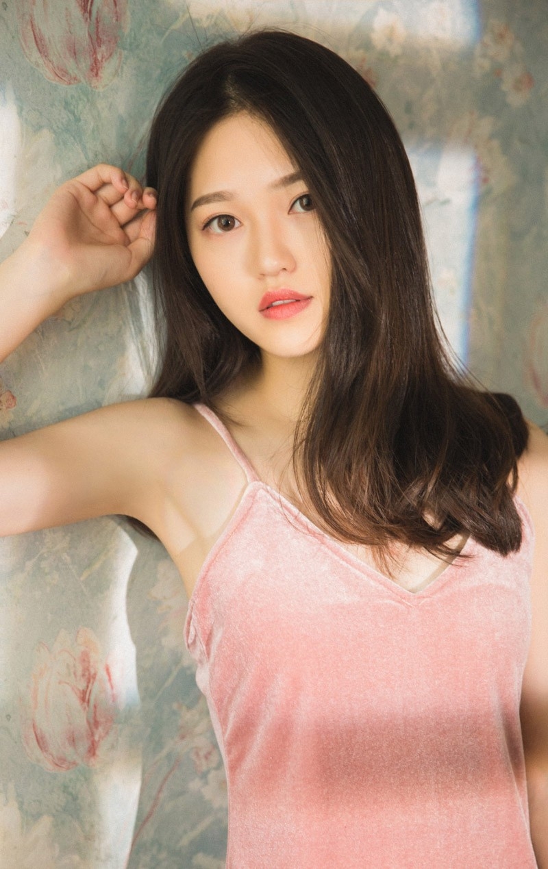 粉嫩嘟唇美女御姐情趣睡裙深v酥胸白嫩玉体性感写真图片