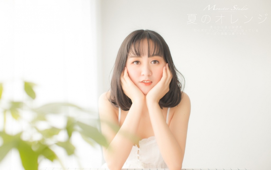 短发美女吊带短裤白嫩美乳光滑长腿床上写真图片